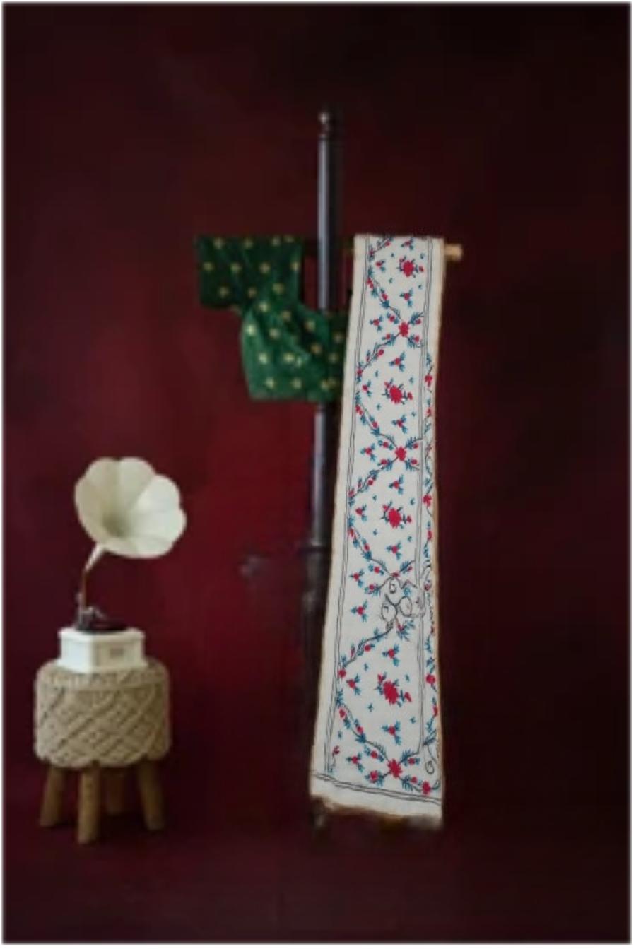 Kashmiri Stitch with red colour thread Beige saree - Image 5